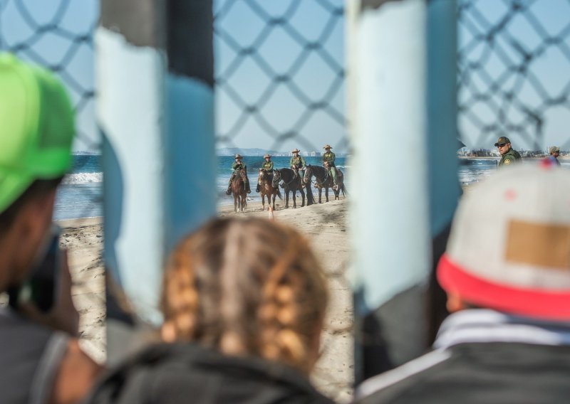 Karavana migranata u Tijuani pritisnuta s obje strane granice