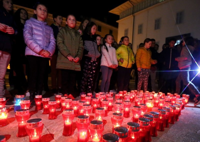 Građani diljem Hrvatske pale svijeće za Vukovar