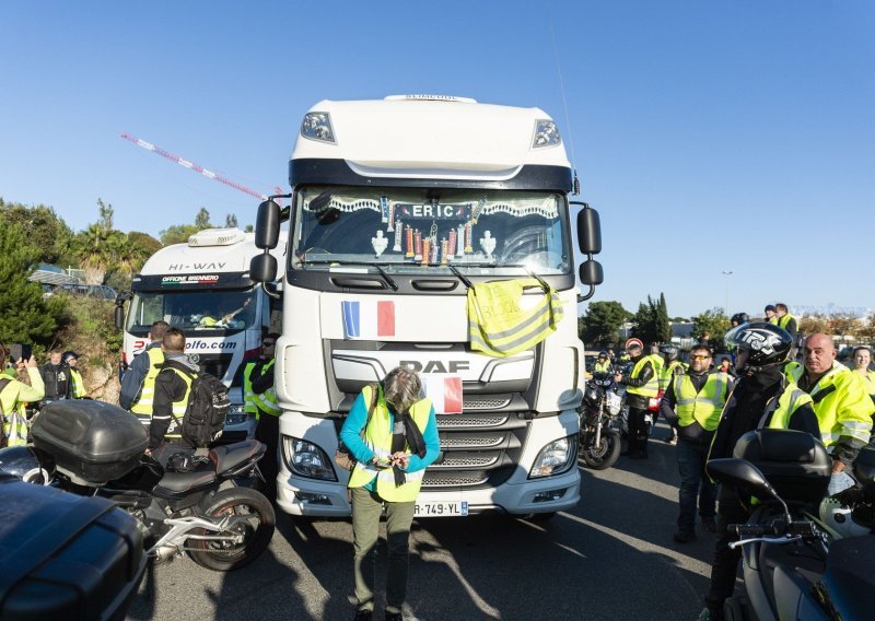 Većina Francuza smatra da vladine najave ne odgovaraju očekivanjima 'žutih prsluka'