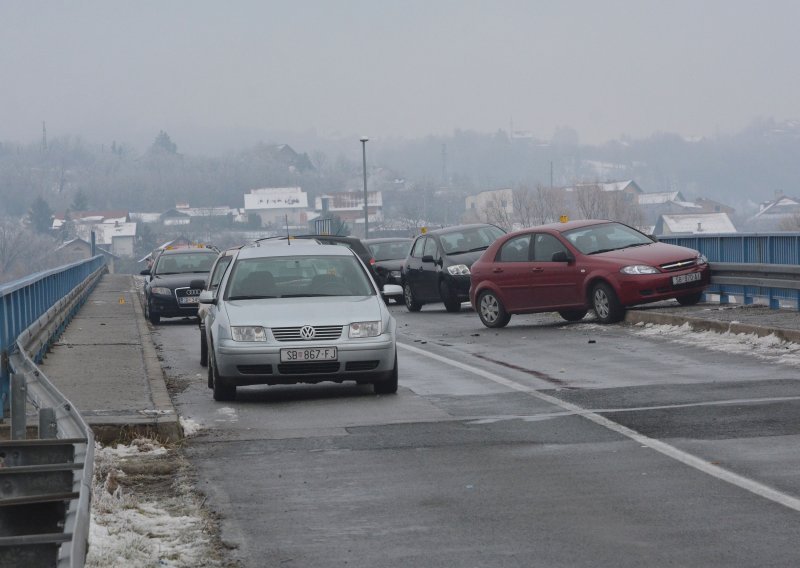 Vozači, oprez! Kolnici su mokri i skliski, pogledajte gdje morate paziti na poledicu