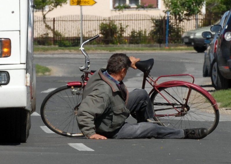 Policijska patrola uhvatila pijanog 'rekordera' koji je vozio bicikl sa čak 3,46 promila