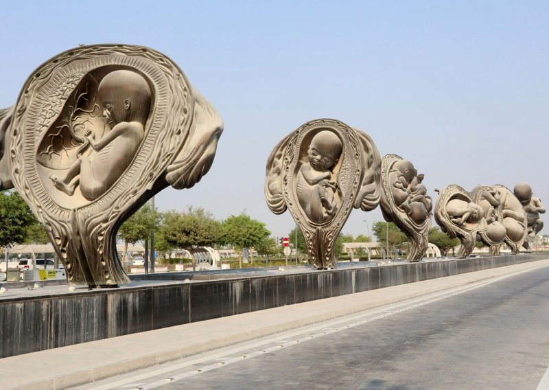 Goleme Hirstove skulpture fetusa i maternice ispred katarske bolnice