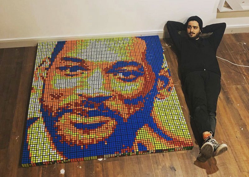 Talentirani umjetnik izrađuje slike od Rubikovih kocki