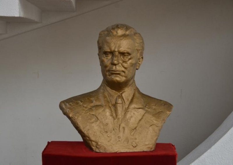Gredelj tužio Josipovića Ustavnom sudu zbog Titove biste