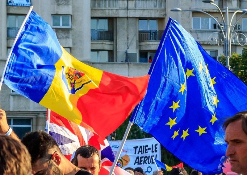 Rumunjska tone u krizu samo šest tjedana do predsjedanja EU-om