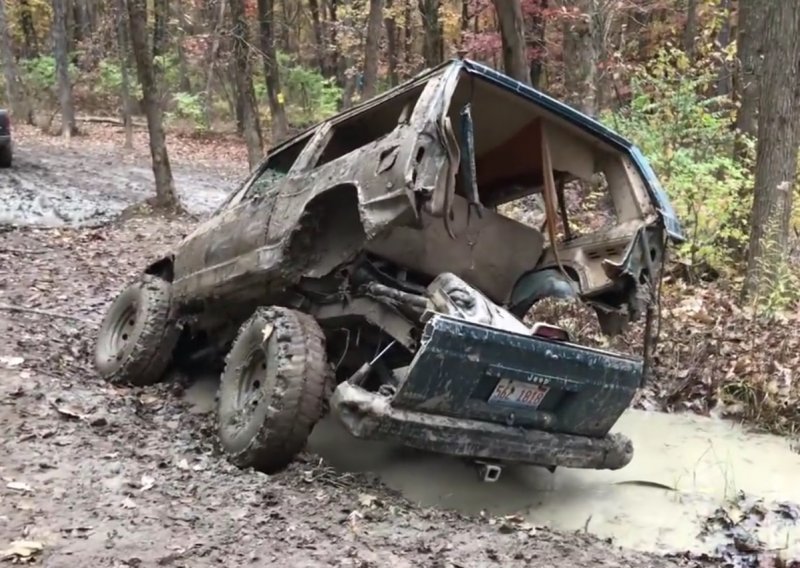 Pogledajte kako se Jeep Cherokee raspolovio prilikom izvlačenja iz kaljuže