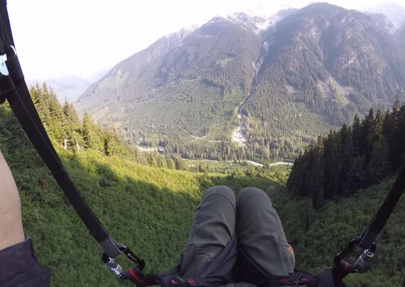 Nedostaje vam adrenalina? Pogledajte ovaj padobranski spust niz planinu!