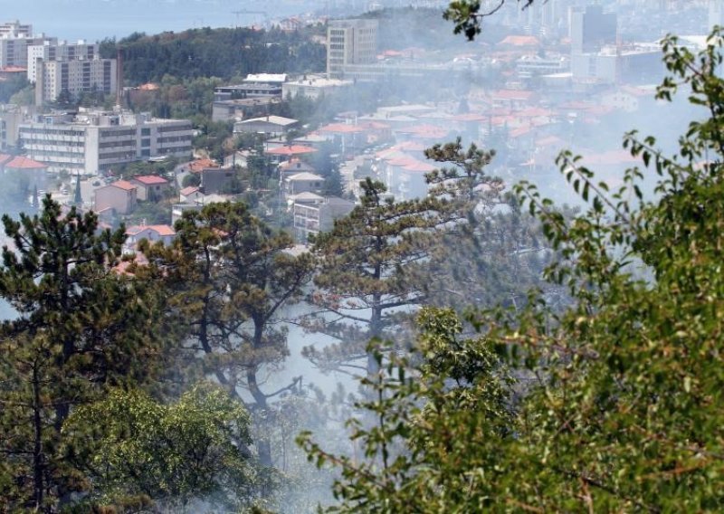 Stotine turista evakuirano zbog požara na Siciliji