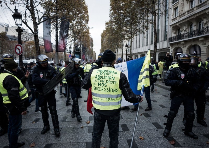 Pariz: policija suzavcima i vodenim topovima po 'žutim prslucima'