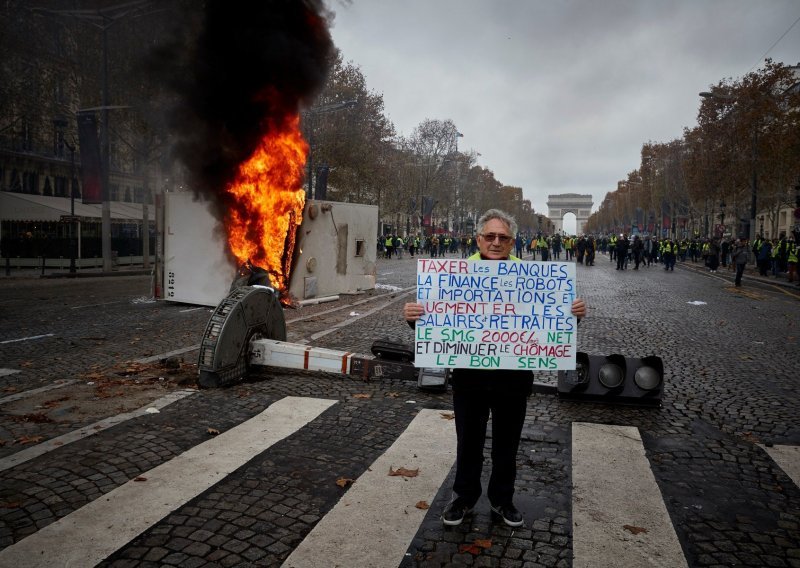 Pogledajte kako je čovjek za dlaku izbjegao smrt u prosvjedima na Champs-Elysées
