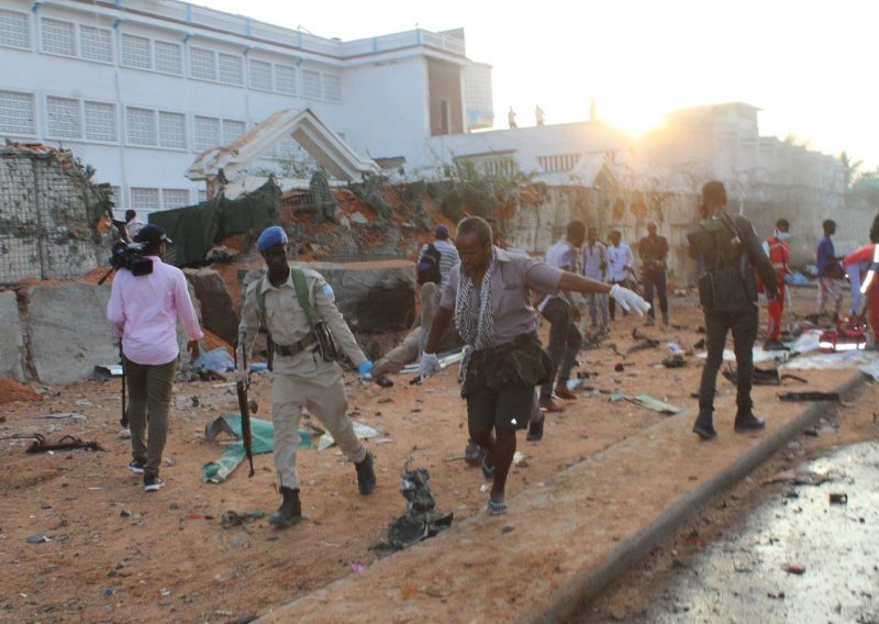 U bombaškom napadu i pucnjavi u Somaliji ubijeno 15 osoba