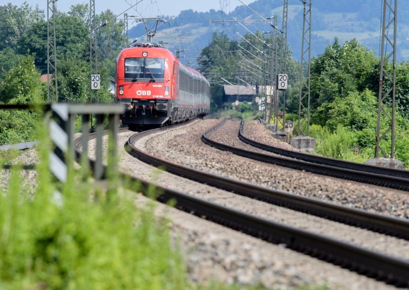 U Austriji zaustavljen željeznički promet, pogođeni i međunarodni vlakovi