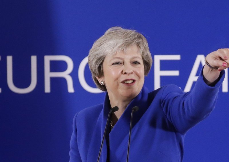 Ugovor o razvodu je na stolu, a Theresa May na mukama: Hoće li ga progurati kroz parlament?