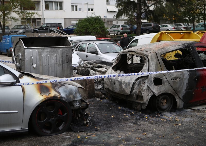 Vatra s kontejnera zahvatila automobile, dva izgorjela