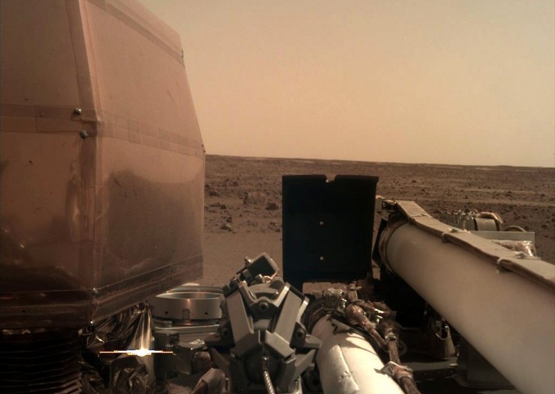 InSight je sletio na Mars i poslao prve fotografije, otkriveno što će sve raditi u iduće dvije godine