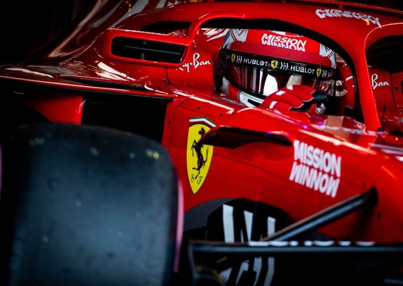 Novi vozač Ferrarija odmah zasjenio Vettela: Navijači oduševljeni, Hamilton sigurno nije