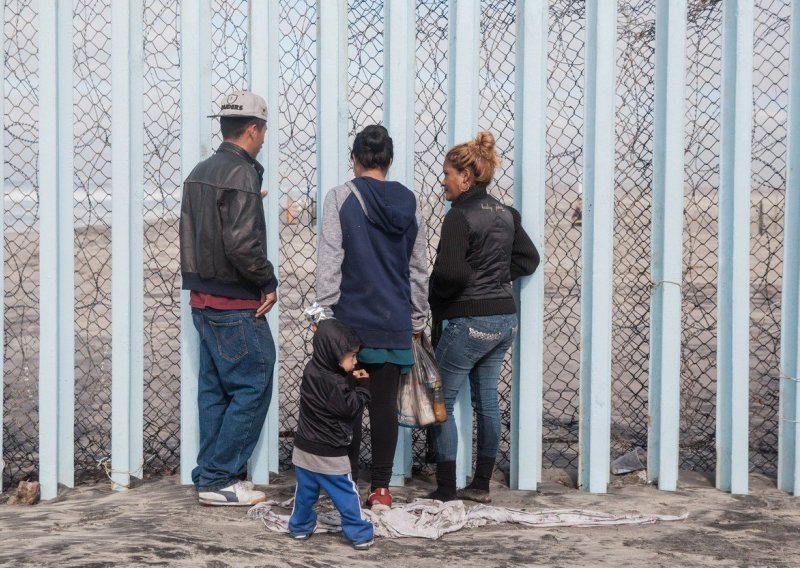 Umorni od iščekivanja azila migranti iz karavane preskaču američku granicu