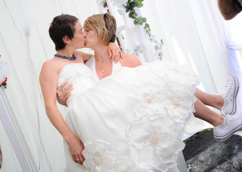 Gay parovi moći će se vjenčati, ali neće biti u braku