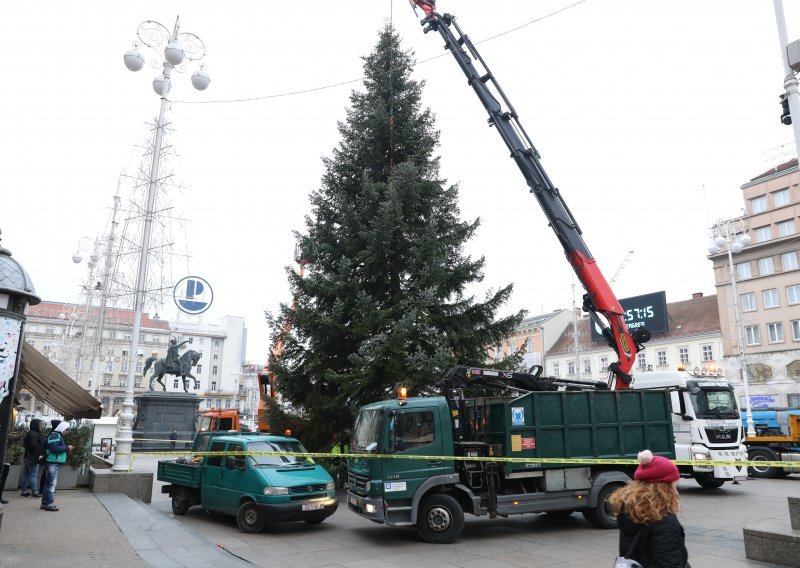 [FOTO/VIDEO] Donirani bor stigao na glavni zagrebački trg, pogledajte kako je izgledalo njegovo postavljanje