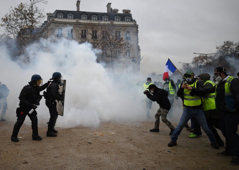 Žestok sukob policije i 'žutih prsluka' na ulicama Pariza