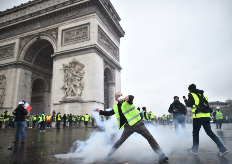 Obračun u Parizu, prosvjednici poručuju da nema revolucije bez nasilja