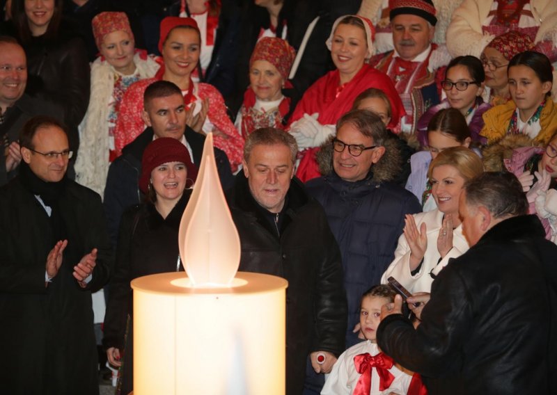 Grabar-Kitarović i Bandić zapalili adventsku svijeću na Manduševcu