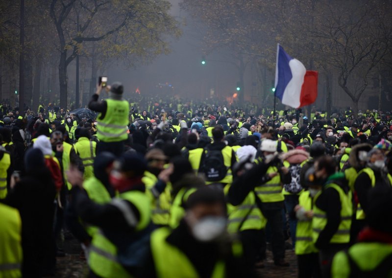 Macron traži rješenje krize 'žutih prsluka', a premijer se sastao s opozicijom