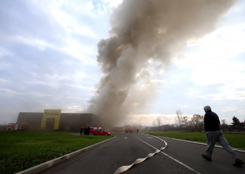 [FOTO] Požar u skladištu namještajem u Novom Jelkovcu
