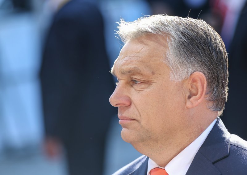 Uz povike, zvižduke i sirene izgrlasan 'robovlasnički zakon', Orban sve stoički promatrao
