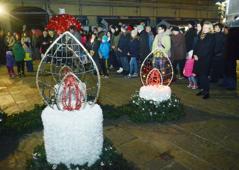 Sisački 'Božić u gradu' otvoren paljenjem prve adventske svijeće