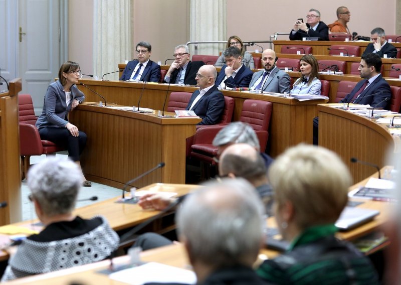 Mirovinska reforma u Saboru - Pavić opravdava jednakošću, oporba snažno protiv