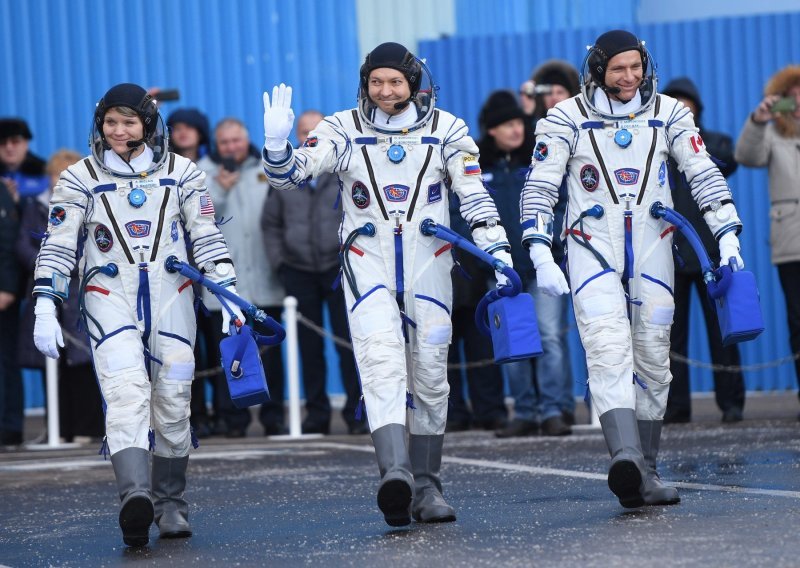 Nakon propalog pokušaja, troje astronauta uspješno lansirano u Zemljinu orbitu