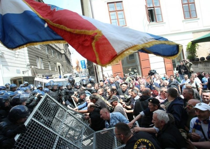 Šef sindikata policije Milanoviću: Teško nam je!