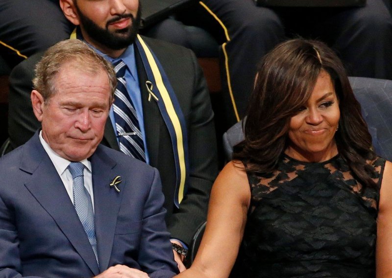 George W. Bush krišom  tutnuo nešto u ruku Michelle Obami na očevom sprovodu