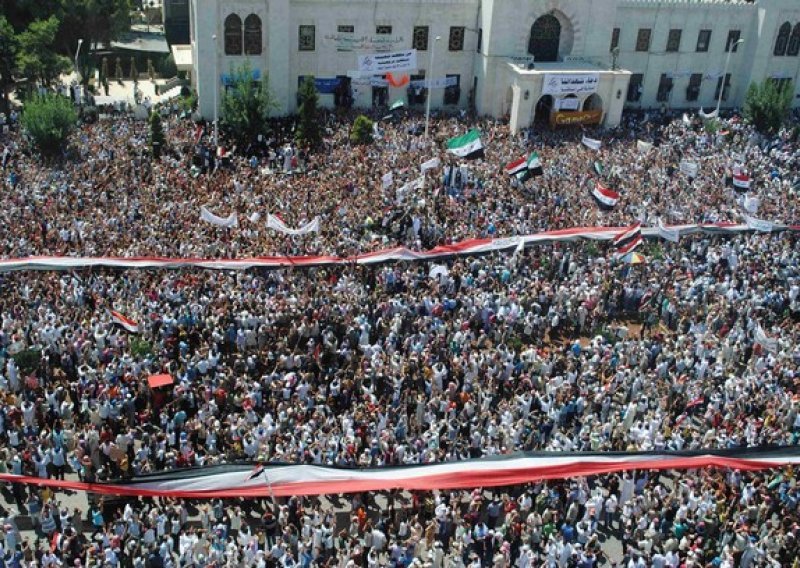 Deseci tisuća prosvjednika u Damasku protiv Arapske lige
