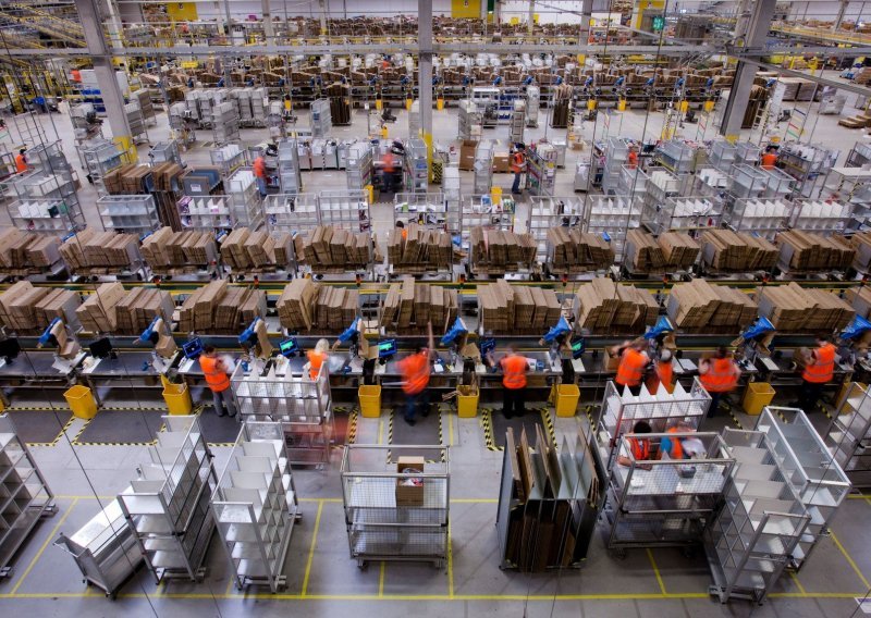 Robot u Amazonovom skladištu slučajno poprskao zaposlenike jakim suzavcem