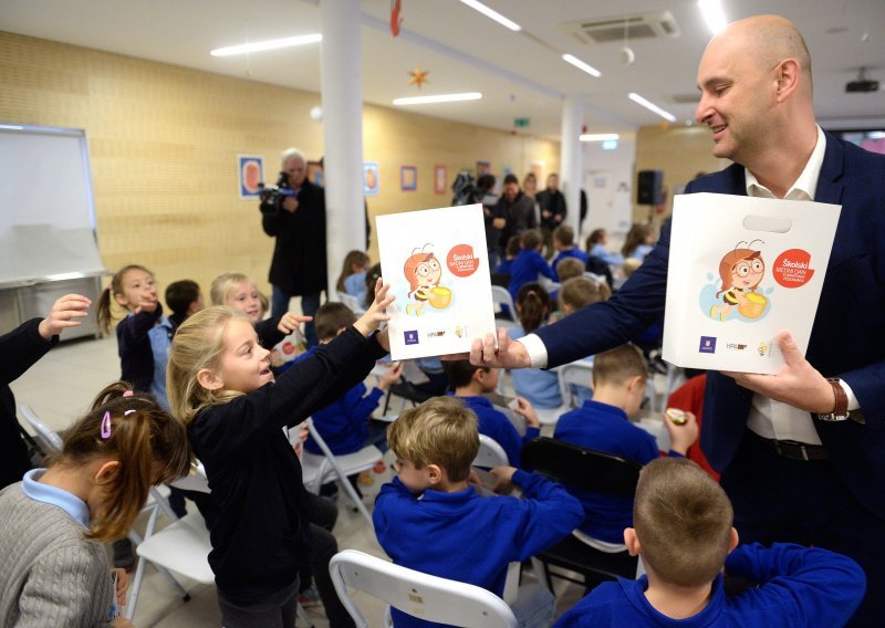 Na Školskom mednom danu prvašići dobili domaći med