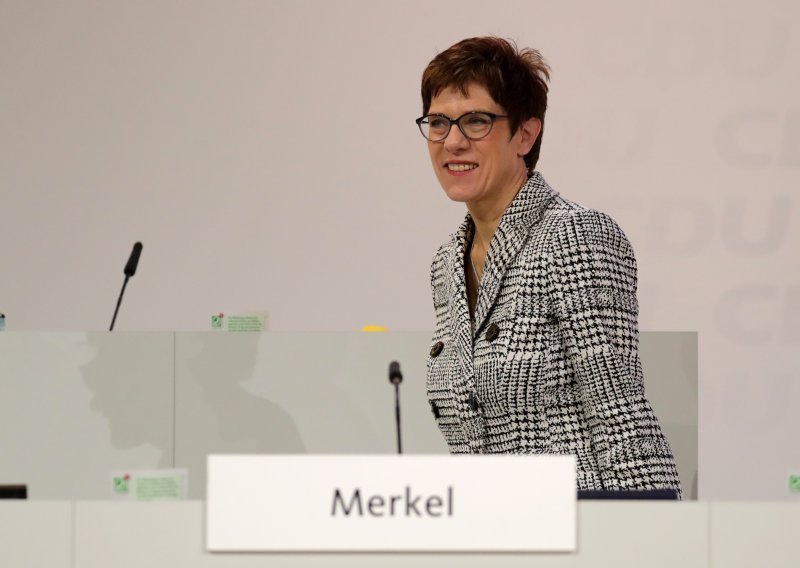 Nova šefica njemačkog CDU-a preispitat će liberalnu migrantsku politiku Angele Merkel