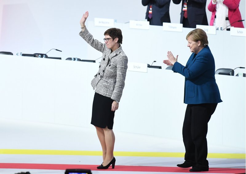 Njemački građani sumnjičavi glede Merkeline nasljednice, kancelarka je brani