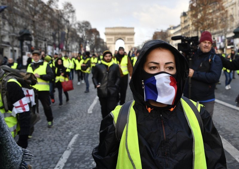 Francuski premijer najavio strože sankcije protiv 'žutih prsluka'