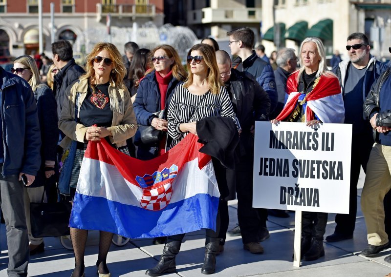 Očenaša, zazivanja 'krvi branitelja', otpužbi za izdaju... Svega je bilo na prosvjedu protiv Marakeškog sporazuma