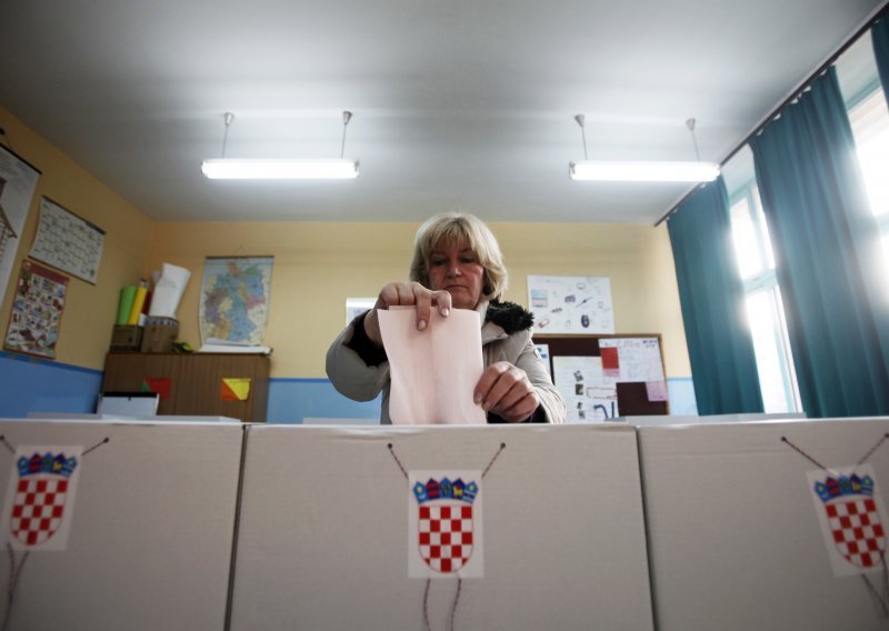 Voting in Bosnia proceeding without problems, low turnout