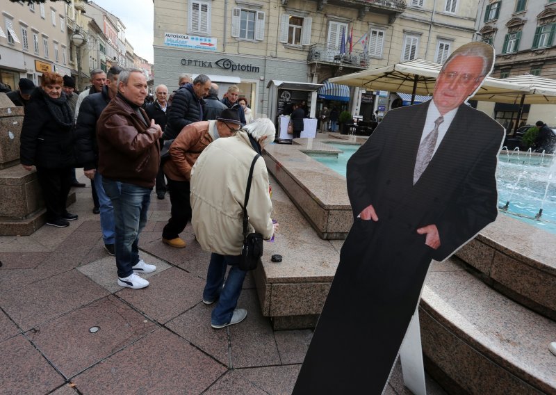 [VIDEO/FOTO] U Rijeci građani upalili svijeće pred kartonskom figurom Franje Tuđmana