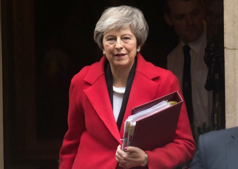 E, baš ovako vam izgleda Brexit: Theresa May u Berlinu ostala zaključana u autu