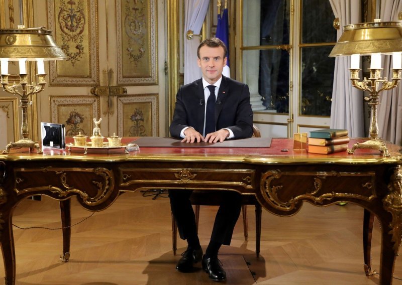 Politički obrat: Zašto je i Macron na kraju odjenuo žuti prsluk