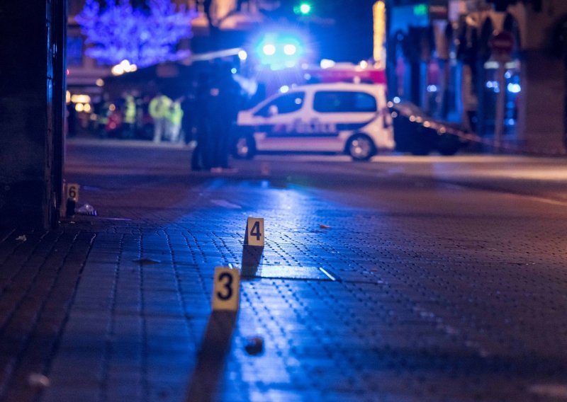 Stotine policajaca u potrazi za napadačem iz Strasbourga koji je ubio troje; Očevidac: Čuo sam pucnjavu, nastala je panika i ljudi su bježali
