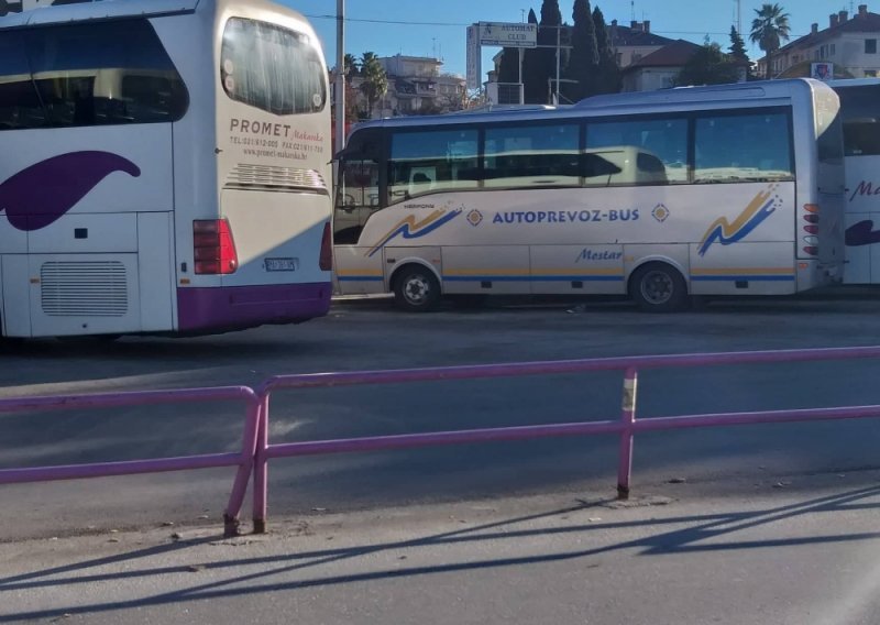 Pogledajte nevjerojatne fotografije iz Splita: Ogradu na kolodvoru zalijepili selotejpom