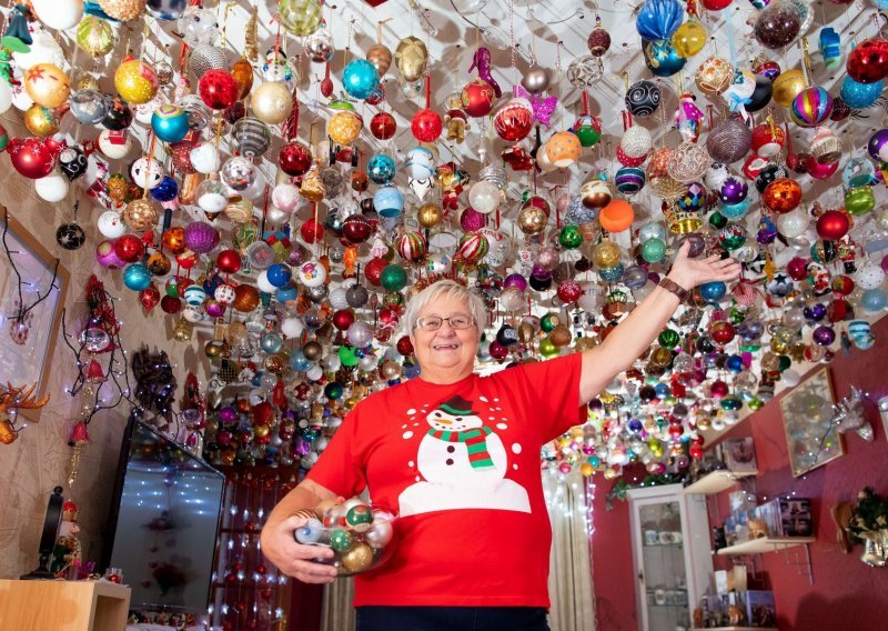 Domišljata baka ukrasima na stropu stvorila blagdanski ugođaj