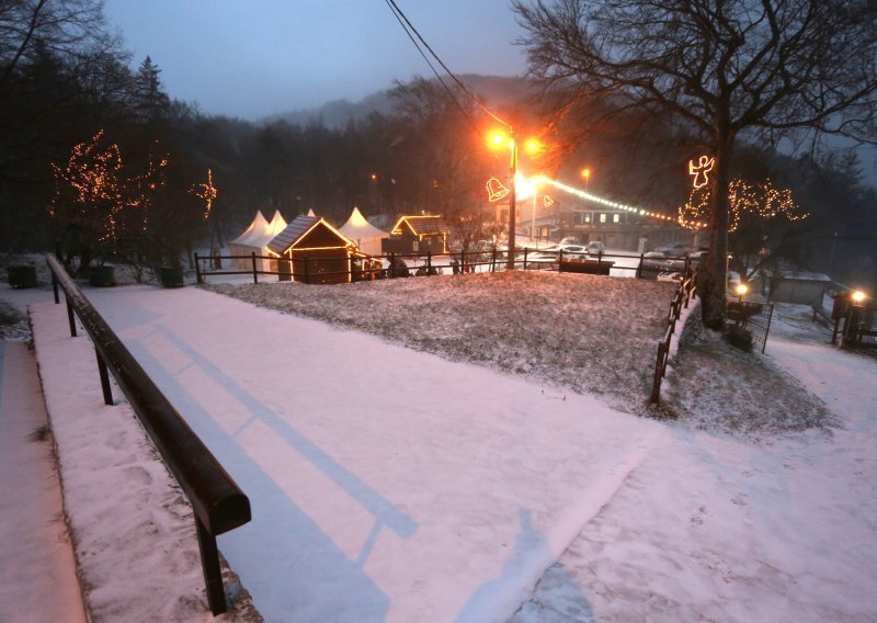 Zametena cesta za Rijeku preko Učke, dva sata se čeka ralica?!