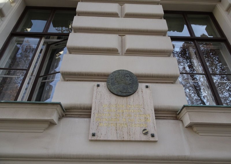 Slučajno pronađen novčić cara Hadrijana postavljen na pročelju Županijskog suda